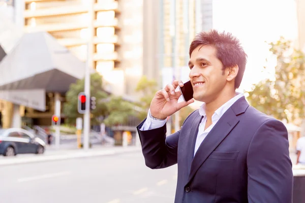 Retrato de empresario confiado al aire libre — Foto de Stock