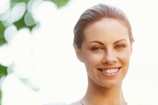 Retrato de mulher de negócios sorrindo ao ar livre — Fotografia de Stock