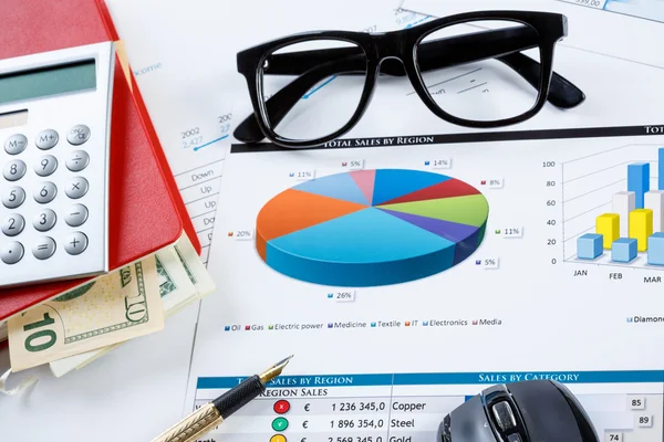 Pénzügyi kimutatások és grafikonok az asztalon — Stock Fotó