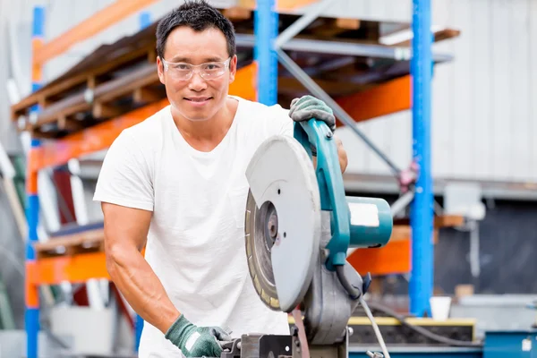 Aziatische werknemer in fabriek op de werkvloer — Stockfoto