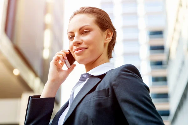 Portrait of business woman smiling outdoor — Stock Photo, Image