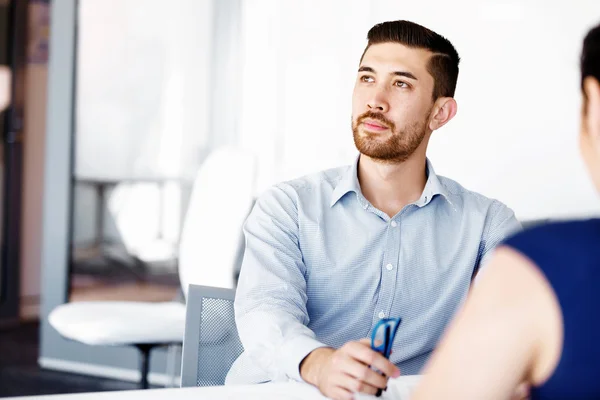 Knappe zakenman in office — Stockfoto