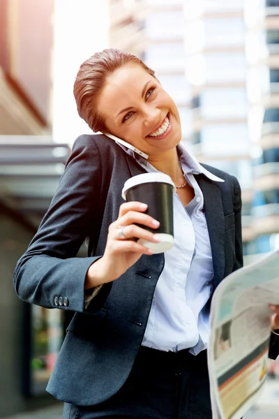 Ritratto di donna d'affari sorridente all'aperto — Foto Stock