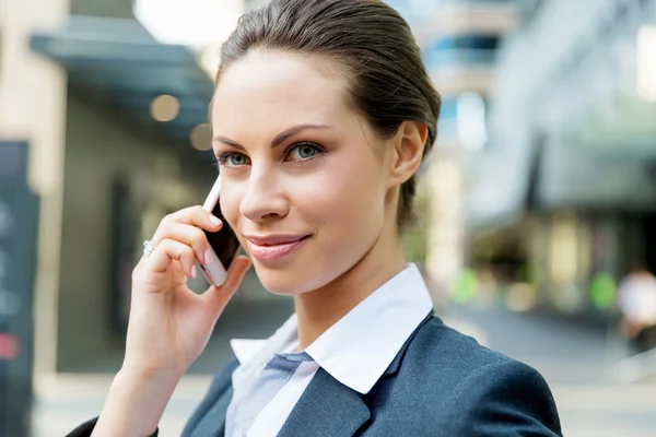 Portrait de femme d'affaires souriant en plein air — Photo