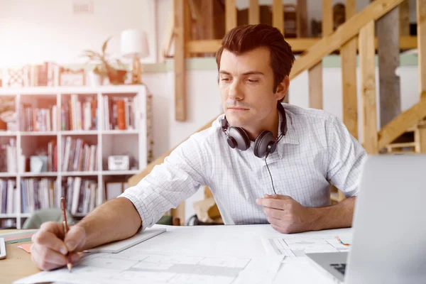 Jonge zakenman in functie — Stockfoto