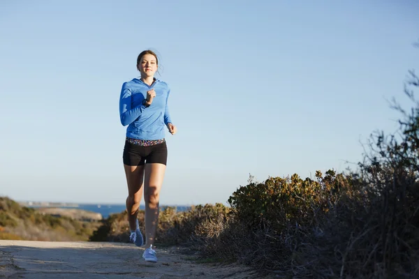 Sportler joggen am Strand beim Training — Stockfoto