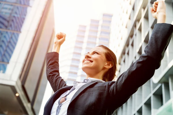 Portrait de femme d'affaires souriant en plein air — Photo