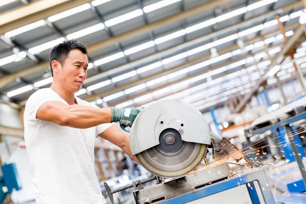 Aziatische werknemer in fabriek op de werkvloer — Stockfoto