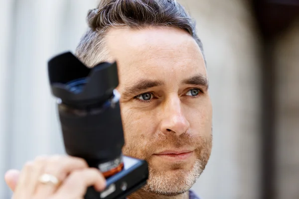 Male photographer taking picture — Stock Photo, Image