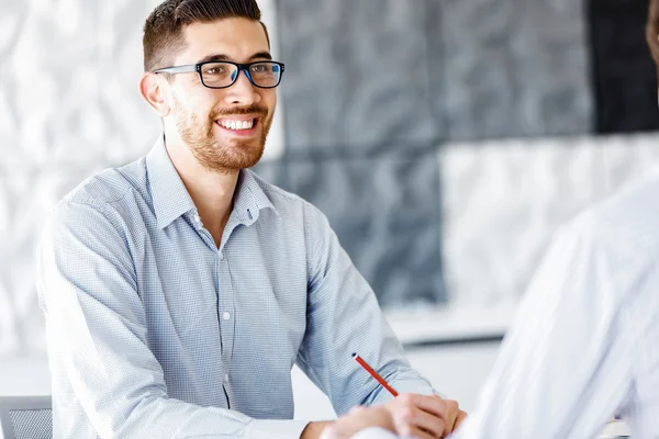 Trabalhador masculino no escritório sentado na mesa — Fotografia de Stock