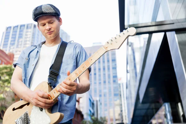 Young musician with guitar in city — Stock Photo, Image