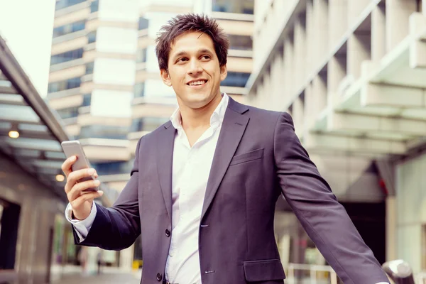 Retrato de empresario confiado al aire libre —  Fotos de Stock