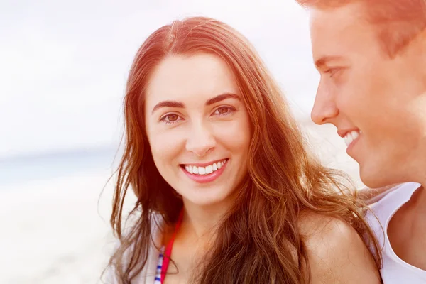 Romantische jonge paar op het strand — Stockfoto