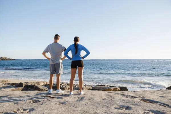 Ungt par på stranden utbildning tillsammans — Stockfoto