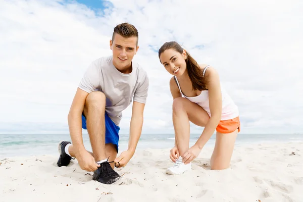 Lopers kant hun schoenen en voor te bereiden om te joggen — Stockfoto