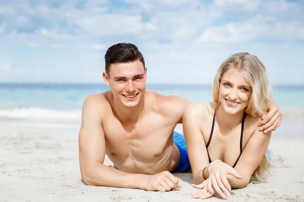 Romantyczna młoda para na plaży — Zdjęcie stockowe