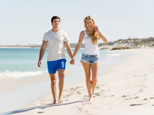 Romântico jovem casal na praia — Fotografia de Stock