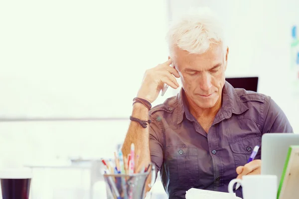 Stilig affärsman i office — Stockfoto