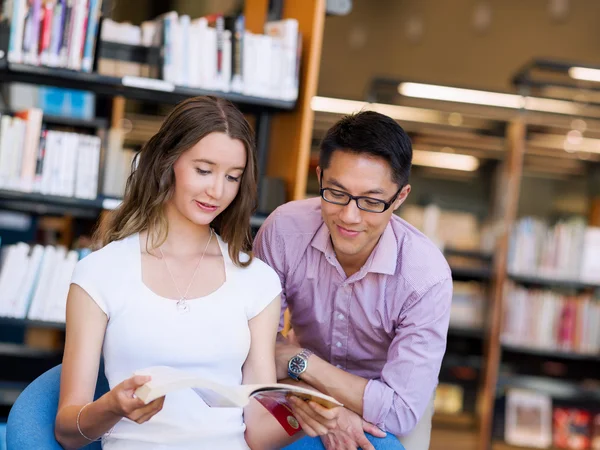 Two young students at the library — Stock Photo, Image