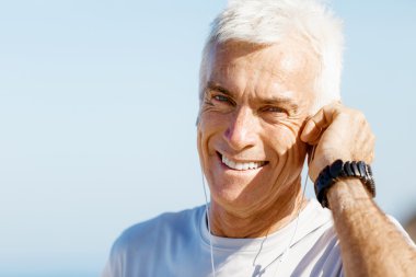 Spor ve müzik. adam koşu için hazırlanıyor