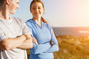 Kumsalda eşofman bulunan genç Çift