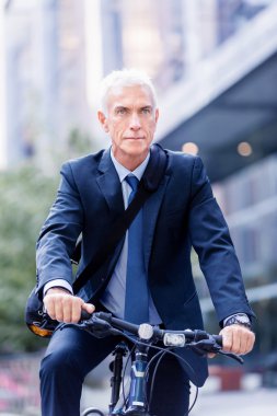 Başarılı bir iş adamı binicilik bisiklet
