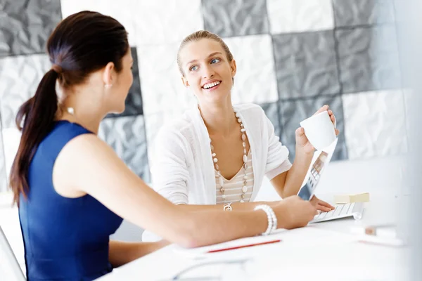 Twee vrouwelijke collega 's in functie — Stockfoto