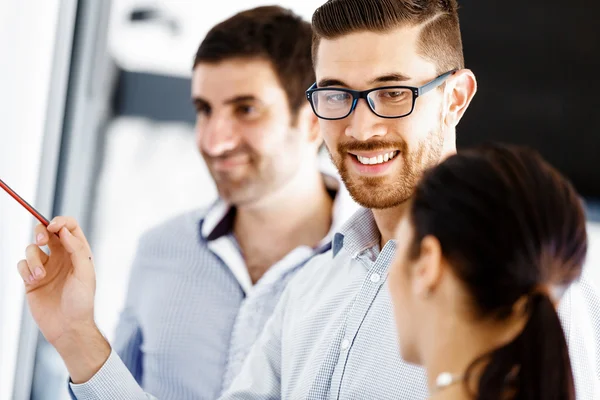 Gente de negocios en oficina moderna —  Fotos de Stock