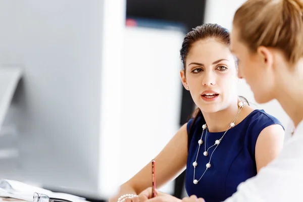 Attraktive Büroangestellte am Schreibtisch — Stockfoto