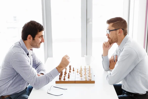 Portrait de deux jeunes hommes jouant aux échecs — Photo