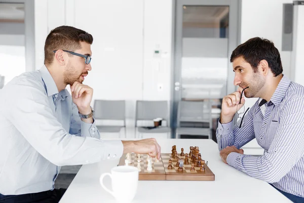 Portrét dvou mladý muži hráli šachy — Stock fotografie