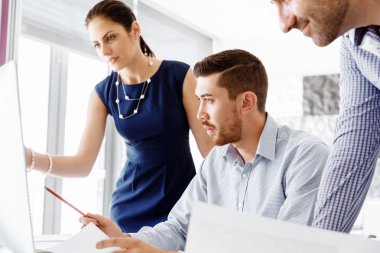 Modern ofisteki iş adamları