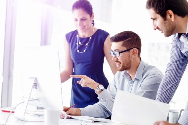 Çekici ofis çalışanı masada oturuyor.