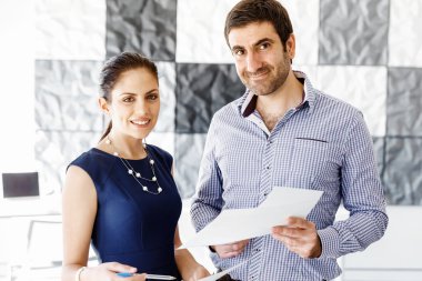 Modern ofisteki iş adamları