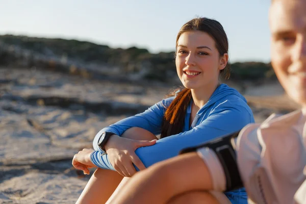 Couple en tenue de sport sur la plage — Photo