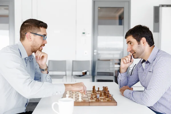 Retrato de dois jovens jogando xadrez — Fotografia de Stock