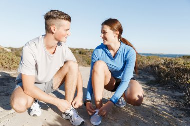 Koşucular birkaç ayakkabı Dantel ve koşu için hazırlamak