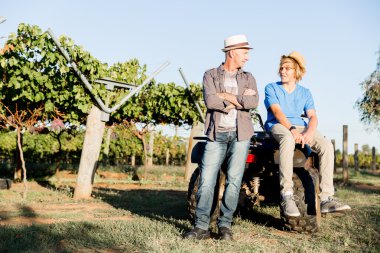 Baba ve oğul bağ içinde