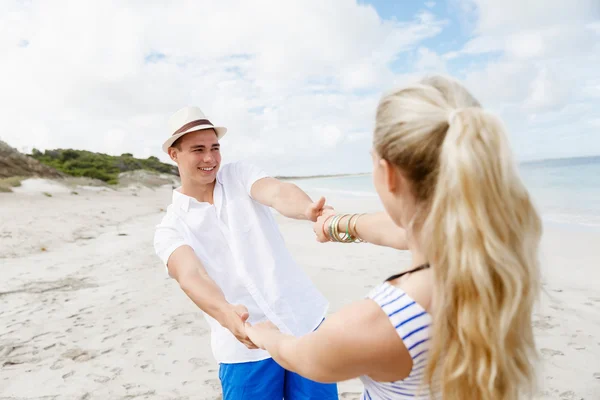 Felice coppia divertirsi sulla spiaggia. — Foto Stock