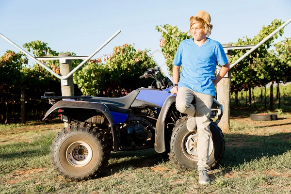 Ragazzo in piedi accanto al camion in vigna — Foto Stock