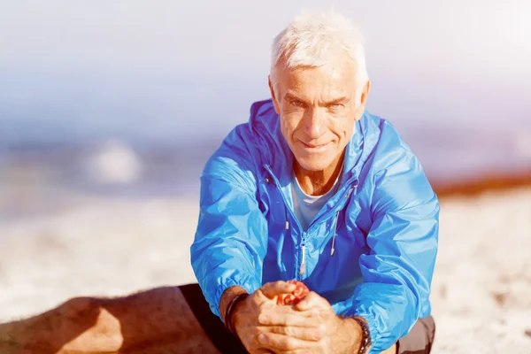 Mannen på stranden utanför — Stockfoto