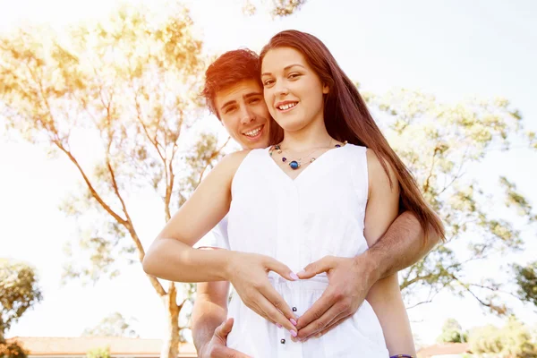 Jeune couple dans le parc — Photo