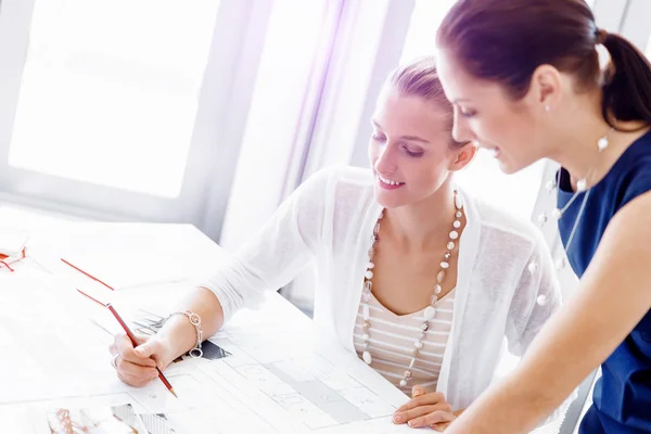 Twee vrouwelijke collega 's in functie — Stockfoto