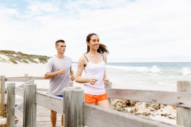 Kaçakçıları. Plajda çalışan genç Çift