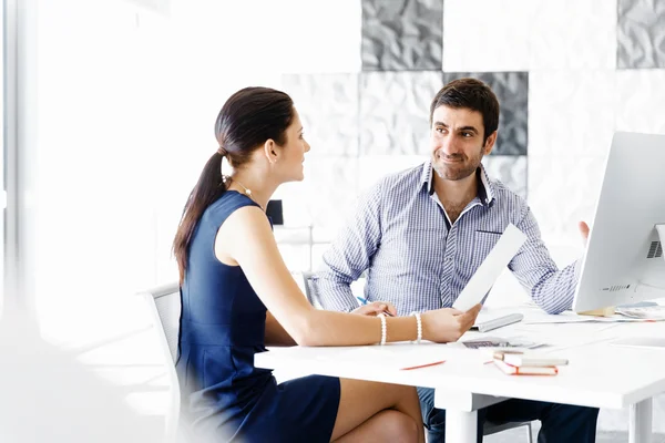 Les gens d'affaires dans le bureau moderne — Photo