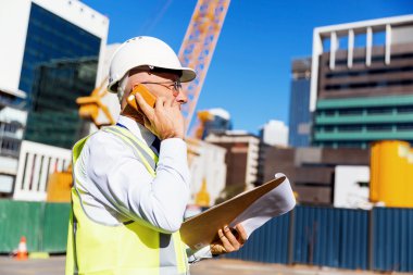 İnşaat alanında mühendis.