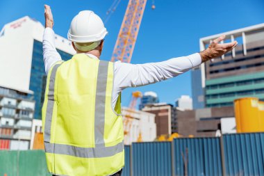 İnşaat alanında mühendis.