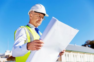 İnşaat alanında mühendis.