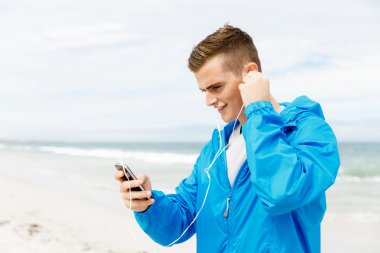 Spor ve müzik. adam koşu için hazırlanıyor