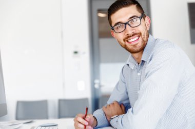 Masa başında oturan erkek ofis çalışanı